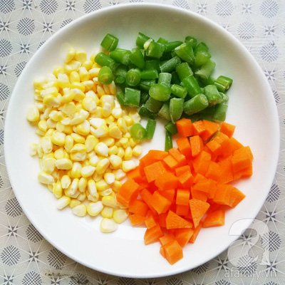 Sơ chế cà rốt, đậu cô ve và bắp ngô